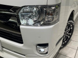 【LEDヘッドライト】悪天候や夜間走行時も良好な視界を確保し安心して運転できる高輝度LEDヘッドライトを装備!点灯速度が早く、消費電力も抑えられています。