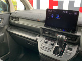 助手席周辺はこのようになっております。運転手だけでなく助手席に一緒に乗られる方も広々と快適にお乗り頂けるような設計です!各種装備を次の写真からご案内いたしますのでご覧ください。