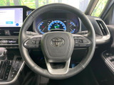 インテリアに合わせたデザインのステアリングは、運転される方のことも考え、運転しやすい形状、大きさです。是非一度、実際に触ってお確かめください。