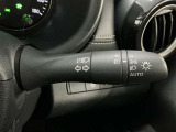【オートライト】車のセンサーが周囲の明るさを感知し、自動でヘッドライトを点灯・消灯する機能です。この機能は夕暮れ時の交通事故が多い時間帯の安全性を高めてくれます。