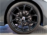 BMWの純正アロイホイールは軽量かつ強度にも優れているホイールで走行性能を引き上げる設計になっております。足元にもBMWは妥協がなくこだわっている個所になります。
