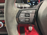 ステアリングにオーディオ操作スイッチが付いています。オーディオ画面に直接タッチしなくても操作が出来ますので、運転に集中できます。