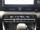 運転席、助手席別々に温度設定ができるデュアルエアコン装備です。男性が暑いと感じても、女性は寒いと感じる、そんな時の車内温度を別々に調節できるので、ストレスなくドライブをお楽しみいただけます。