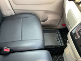 シートアンダーボックスです、靴とかを収納するに便利です。