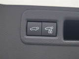 ハンズフリーパワーバックド(挟み込み防止機能・停止位置メモリー機能付)が装備されています。スマートキーを携帯していれば、リヤバンパーの下に足を出し入れするだけでバックドアが自動開閉します。
