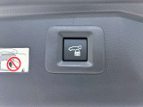 パワーバックドアです。荷物を持っていても、ボタンを押すだけで簡単に開閉ができます。