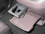 引き出して大きめトレイとして使用できる、運転席からも助手席からも自在に使えるドリンクホルダー付のトレイ。お菓子を置いたり、化粧ポーチを置いたり。ちょっとしたテーブル代わりに使えるトレイです。