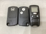 スマートキーを装備しています。鍵を差し込むことなくドアロックの開け閉めと、スタートボタン操作でのエンジンスタートができます。加えて、純正リモコンエンジンスターター用の操作キーもついています。