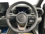 快適な操作性の運転席、ハンドルも綺麗に清掃済みです!もちろん安全を守るエアバッグも装備しているので安心してお乗りいただけます(^^)