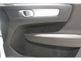 安全性を重視するVOLVOなら、パワーウインドースイッチも、直視せずに感覚で操作が可能です。