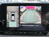アラウンドビュー付き。上空から車両を見下ろしたような画像に加工された映像をディスプレイで確認しながら車庫入などができ大変便利です。