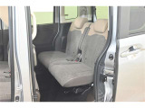後席シートは分割可倒式です。乗せる荷物や乗車人数に合わせて片側ずつ倒すことが出来ます。