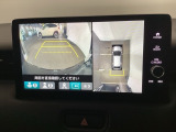 バックギアに入れますとご覧のような画像に自動的に切り替わります。車庫入れ時に役立ちます。