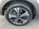 純正アルミホイールを装着しています。安全運転で楽しいドライブを。