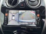 車を真上から見ているように、周囲の状況を把握しながら安心して駐車が行えるアラウンドビューモニター装備!