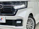 【LEDヘッドライト】悪天候や夜間走行時も良好な視界を確保し安心して運転できる高輝度LEDヘッドライトを装備!点灯速度が早く、消費電力も抑えられています。