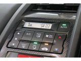フルオートエアコンが装備されています!お好みの温度設定をするだけでエアコンの風量やモードの切り替えを自動でコントロールしてくれます!ユーザーの操作が少なく燃費走行にもつながります!