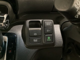 セレクトレバーの右に電子制御パーキングブレーキがあります。スイッチひとつで、停車した地点の傾斜などをシステムが検知・判断してブレーキ力を自動的に最適制御し、しっかり停車できるパーキングシステムです。