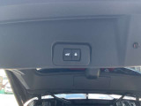 インテリジェントキーを携帯していれば、両手が荷物でふさがっていてもバックドアが開くハンズフリー機能を搭載したオートバックドア装備。