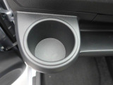 カップホルダーは運転席や助手席からちょうど手の届く位置です!!
