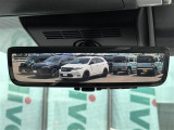 【デジタルルームミラー】車両後方カメラの映像をルームミラーに映すことが出来ます。 そのため、後席に人や荷物があって後方が見えづらい場合でもしっかり視界を確保することが出来ます。