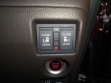両側電動スライドドアです。運転席やキーレスから開閉が出来てとても重宝します。