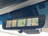 【デジタルインナーミラー】後席の大きな荷物や同乗者で後方が確認しづらい時でも安心!カメラが撮影した車両後方の映像をルームミラー内に表示。クリアな視界で状況の確認が可能です!