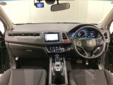 車内は光触媒抗菌消臭施工済です。スタイリッシュなデザインで暖かみのあるインパネ周りを演出します。グローブボックスやカップホルダーのほかにトレーなどたくさんの収納スペースが装備されています。