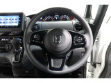 運転中もハンドルでの操作が可能です。特に高速道路等の目が離せない運転時には、便利さだけでなく、安全性も兼ね備えております。