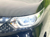 【LEDヘッドライト】悪天候や夜間走行時も良好な視界を確保し安心して運転できる高輝度LEDヘッドライトを装備!点灯速度が早く、消費電力も抑えられています。
