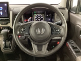 ハンドルにHondaセンシング系のクルーズコントロールやレーンキープアシストなどのスイッチと、オーディオの操作スイッチが装備されています。ハンドルから手を離さず安全に操作できます。