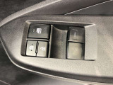 パワーウィンドのスイッチです。運転席に座りながら、助手席や後席の窓を開け閉めできるので大変便利ですよ。