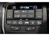 運転席と助手席の温度設定の変更が可能な左右独立タイプのデュアルエアコンです♪♪♪暑がりな人・寒がりな人も誰もが車内を快適にお過ごしいただけます♪♪♪