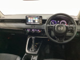 車内は光触媒抗菌消臭施工済です。インパネ周りはスタイリッシュなデザインで機能や装備も充実しています。グローブボックスやカップホルダーのほかにトレーなどたくさんの収納スペースが付いています。
