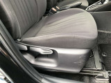 運転席シ-ト座面は上下アジャスタ-付です。お好みの位置に調整可能です。
