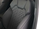 クオリティの高いシートを採用するのは、Audiのクルマづくりの哲学のひとつです。特に座り心地が重要です。体の大きなドイツ人が座っても頑丈な耐久性があります。。しかも肌触りも良く高級家具のようです。