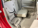 後席をはね上げれば、「もうひとつの荷室」が生まれます。
