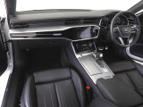 Audiのインテリアはエクステリア同様、優れたデザイン性とクオリティ、そして機能性を兼ね備えております。