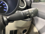 【オートライト】周りの明るさに応じて自動でヘッドライトの点灯・消灯ができる機能です!ライトの付け忘れ・消し忘れなどが無くなり、雨の日や夕方の走行も安心!トンネル通過時も便利ですね♪