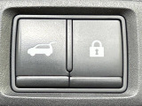 【パワーバックドア】スマートキーや運転席のボタンを押すだけでリアゲートが自動で開閉します!荷物を持っている時や、高い位置にあるバックドアを閉める際に便利な機能です♪