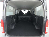 【トランクルーム】荷室の広さも十分です!シートアレンジでシートを畳めば長い荷物だって積めますね。シートアレンジの操作方法など、お気軽にご相談下さい。