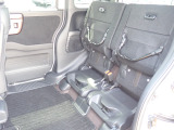 ◆チップアップ&ダイブダウン機構付【ULTR SEAT】は後席座面を左右分割で跳ね上げることができます。トランクで積載できない背の高い荷物をラクラク収納できます。ホンダ車ならではの人気装備です。