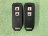 スマートキーを装備しています。鍵を差し込むことなくドアロックの開け閉めと、スタートボタン操作でのエンジンスタートができます。スペアキーも同じものを用意しております。