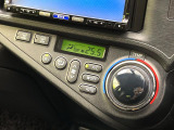 【オートエアコン】一度お好みの温度に設定すれば、車内の温度を検知し風量や温度を自動で調整。暑い&hellip;寒い&hellip;と何度もスイッチ操作をする必要はありません。快適な車内空間には必須の機能ですね♪