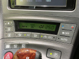 【オートエアコン】一度お好みの温度に設定すれば、車内の温度を検知し風量や温度を自動で調整。暑い&hellip;寒い&hellip;と何度もスイッチ操作をする必要はありません。快適な車内空間には必須の機能ですね♪