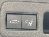 【パワーバックドア】スマートキーや運転席のボタンを押すだけでリアゲートが自動で開閉します!荷物を持っている時や、高い位置にあるバックドアを閉める際に便利な機能です♪
