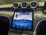 【360℃カメラシステム】自車を上方から見下ろしているかのような仮想映像がディスプレイに映しだされます。全周囲の画像が映し出されるので、細い道への進入時や、狭い場所での駐車時に役立ちます☆