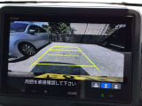 【バックカメラ】運転が苦手な方も車庫入れラクラク。ギアをリバースに入れれば自動的に切り換わりますので、面倒な操作は不要です。狭い駐車場も大切なお車を傷つけず安心です。