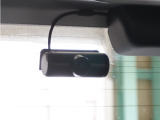 ◆車内カメラ◆前方・後方はもちろん、車内向きのカメラでも記録。左右をワイドに撮ることができ、幅寄せや側面衝突、威圧的なドライバーの危険行為など、クルマ周囲のトラブルもしっかり記録できます。