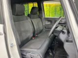 運転席シート廻りは使用感も少なく、良好な状態となっています。前オーナー様が丁寧に使っていたことがよくわかりますね。